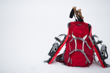 Kışın uzun bir yürüyüş için donatım.