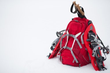 Kışın uzun bir yürüyüş için donatım.