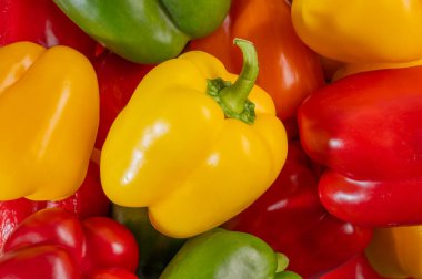 Farklı renklerde taze biberler üst görünümde