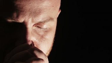 Karanlıkta üzgün adam