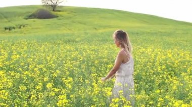 Kadın sarı tecavüz alanındaki