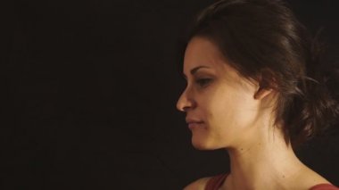 kameraya gülümseyen güzel genç kadın: siyah arka plan