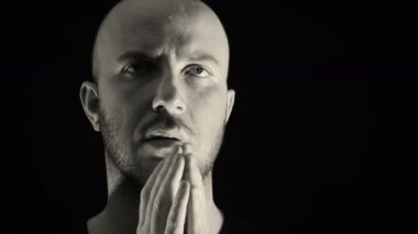 genç adam dua ediyor