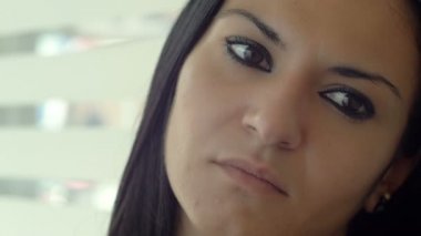 triest mooie vrouw dagdromen 