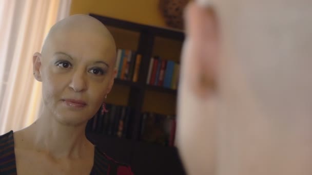 Glückliche Frau nach Chemotherapie trägt Ohrringe — Stockvideo