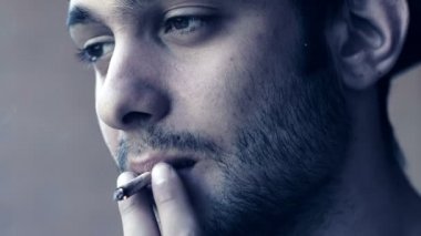 casual adam ortak bir sigara