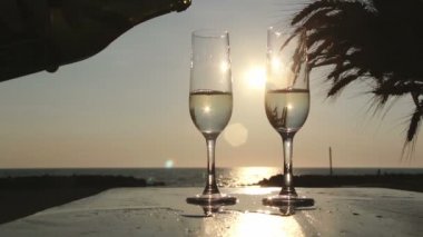 gözlük köpüklü beyaz şarap ile dökme