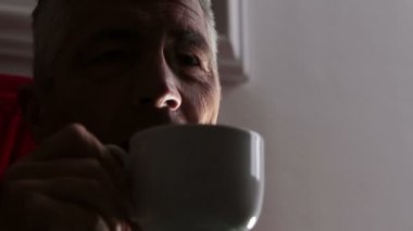 adam yarım ışık dumanı tüten içecek içme: kahve, çay, sıcak, fincan, kupa, kırmak