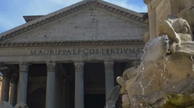 Grotesk heykelleri ile fantastik çeşme