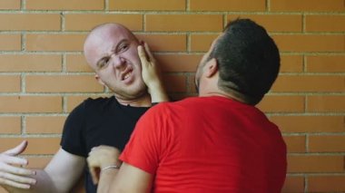yüzlerinde elleriyle dövüşen iki kişi: kavga, kavga, çatışma. Slowmotion