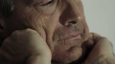 güzel hüzünlü adamın üzerinde yakın: depresyon, hüzün, yalnızlık,