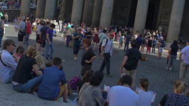 Pantheon yanında yürüyen turist