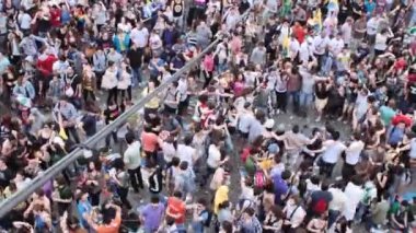 Roma, İtalya, 1 Mayıs, 2015-bir konser sahne önünde yağmur altında seyreden: Roma, 1 Mayıs