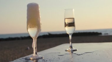 gözlük köpüklü beyaz şarap ile dökme