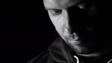 üzgün genç adam portre: çaresizlik, yalnızlık, üzüntü