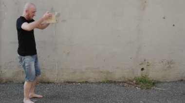 kızgın adam yere bir yazıcı kırma: şiddet, öfke, öfke