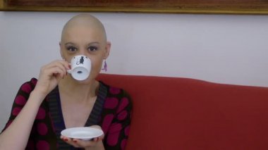 rahatlatıcı ve kanepede evde kahve kanseri olan kadın