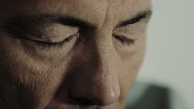 şirin depresif ve düşünceli adamın üzerinde yakın: üzüntü, bak, gözünü dikmek