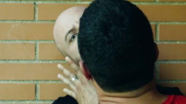 iki adam kavgalar yüz ve boyun bölgesine ellerini koyarak. Slowmotion
