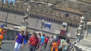 Sant Angelo köprüsü üzerinde yürüyen insanlar 