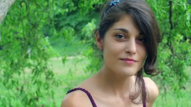 Sevimli ve komik kız parkta el ele selamlar.