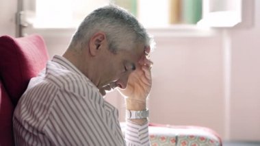 sorunlar hakkında onun kanepe düşünme üzerine oturan güzel adam: üzgün, yalnız, düşünceler