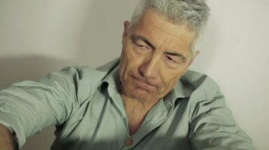 umutsuz adamın onun sorunu için düşünme sırası: üzgün, sorun, düşünceler