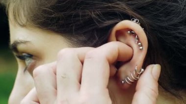 Kulak delici 4K görüntülerle oynayan tatlı bir kız.