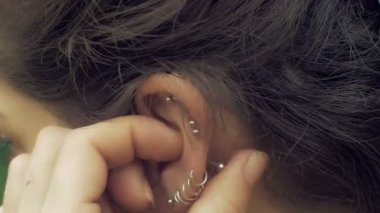 Kulak delici ile oynayan sevimli kız: 4K görüntü
