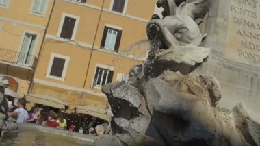 Grotesk heykelleri ile fantastik çeşme