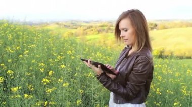 İşkadını elektronik tablet ile 