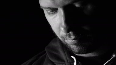 üzgün genç adam portre: çaresizlik, yalnızlık, üzüntü, gözlerini açma,