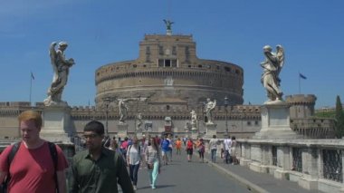 Sant Angelo köprüsü üzerinde yürüyen insanlar 