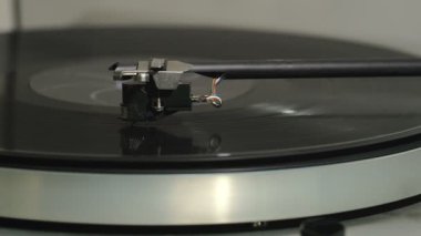 eski stil pikap iğnesi ile