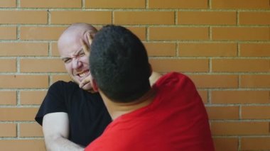 duvara karşı mücadele erkekler: şiddet, kavga, kavga alıyorum. Slowmotion