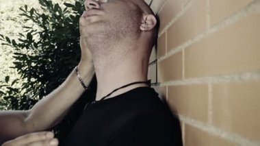 kızgın adam bir duvara karşı mücadele: şiddet, öfke, öfke