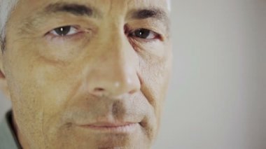 Cam içine bakan sevimli yaşlı adam