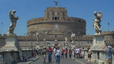 Sant Angelo köprüsü üzerinde yürüyen insanlar 