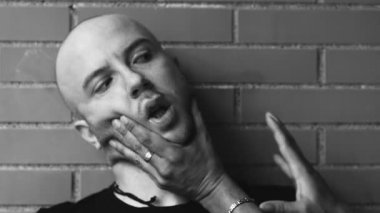 iki adam kavgalar yüz ve boyun bölgesine ellerini koyarak