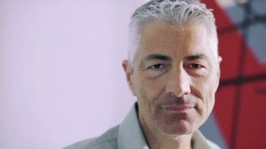 Güzel adam gülüyor cam