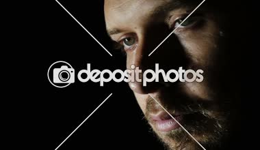 düşünceli genç adam kameraya bakan: yalnızlık, üzüntü, depresyon