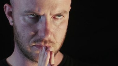 Yoğun bakışları ile üzgün genç adam