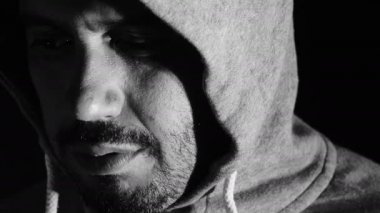 üzgün adam kamerada arıyorsunuz: hood, depresyon, karanlık, yalnızlık