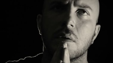 Yoğun genç adam dua ediyor