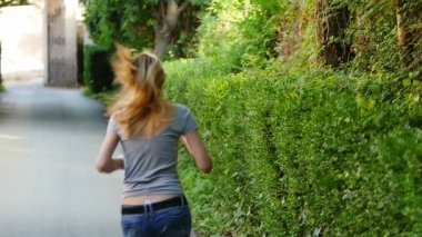 Genç kadın kaçıyor