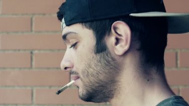 casual adam ortak bir sigara