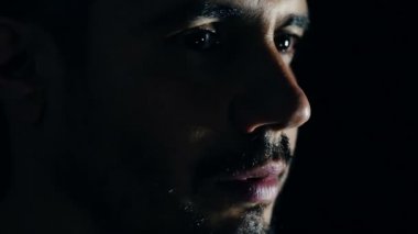 umutsuz ve mutsuz adam kameraya bakan: karanlık, yalnızlık, düşünceli