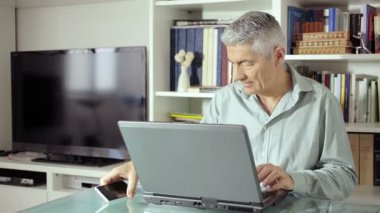 onun ofis ve kullanım cep telefonu bilgisayar kullanan güzel adam: web, ara,