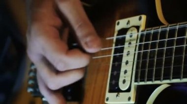 elektro gitar çalmaya gitarist