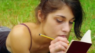 Dışarıda notları olan güzel genç bir kadın.